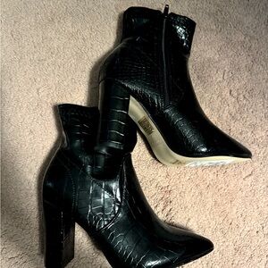 NEW WITH TAGS!!! 💖 Women’s Black Croc Ankle  Booties Size 6